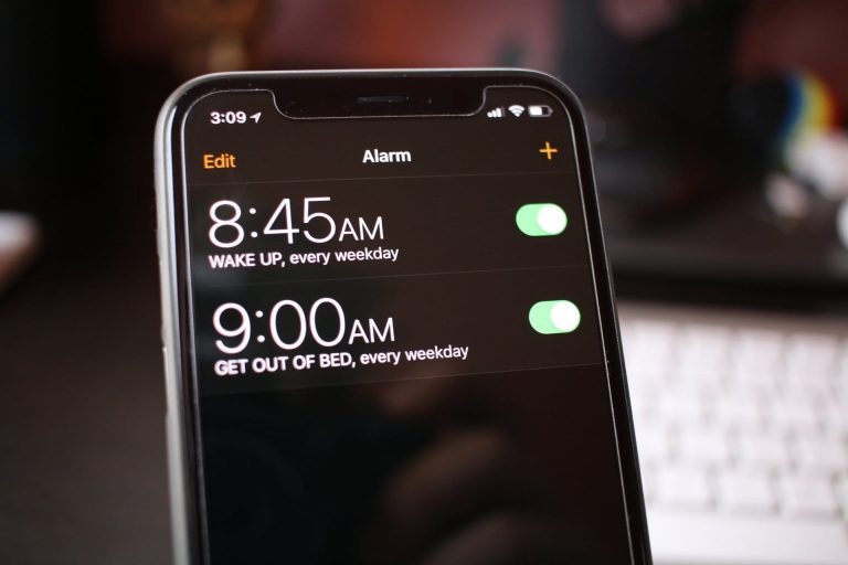 Как просыпаться под любимую музыку с помощью часов на iPhone