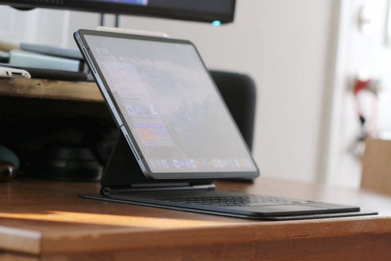 Как зарядить iPad Pro при использовании Magic Keyboard 2020